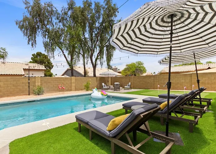 Putting Green! Desert Group Getaway In Chandler